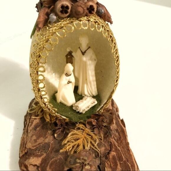 Vintage Handcrafted Egg Diorama Christmas Nativity Scene On Driftwood - Picture 9 of 10